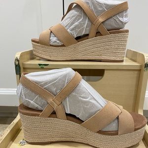 New in box size 10 TOMS sandals